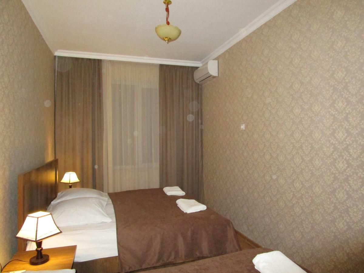 Guest House T&N Kutaisi Exteriör bild
